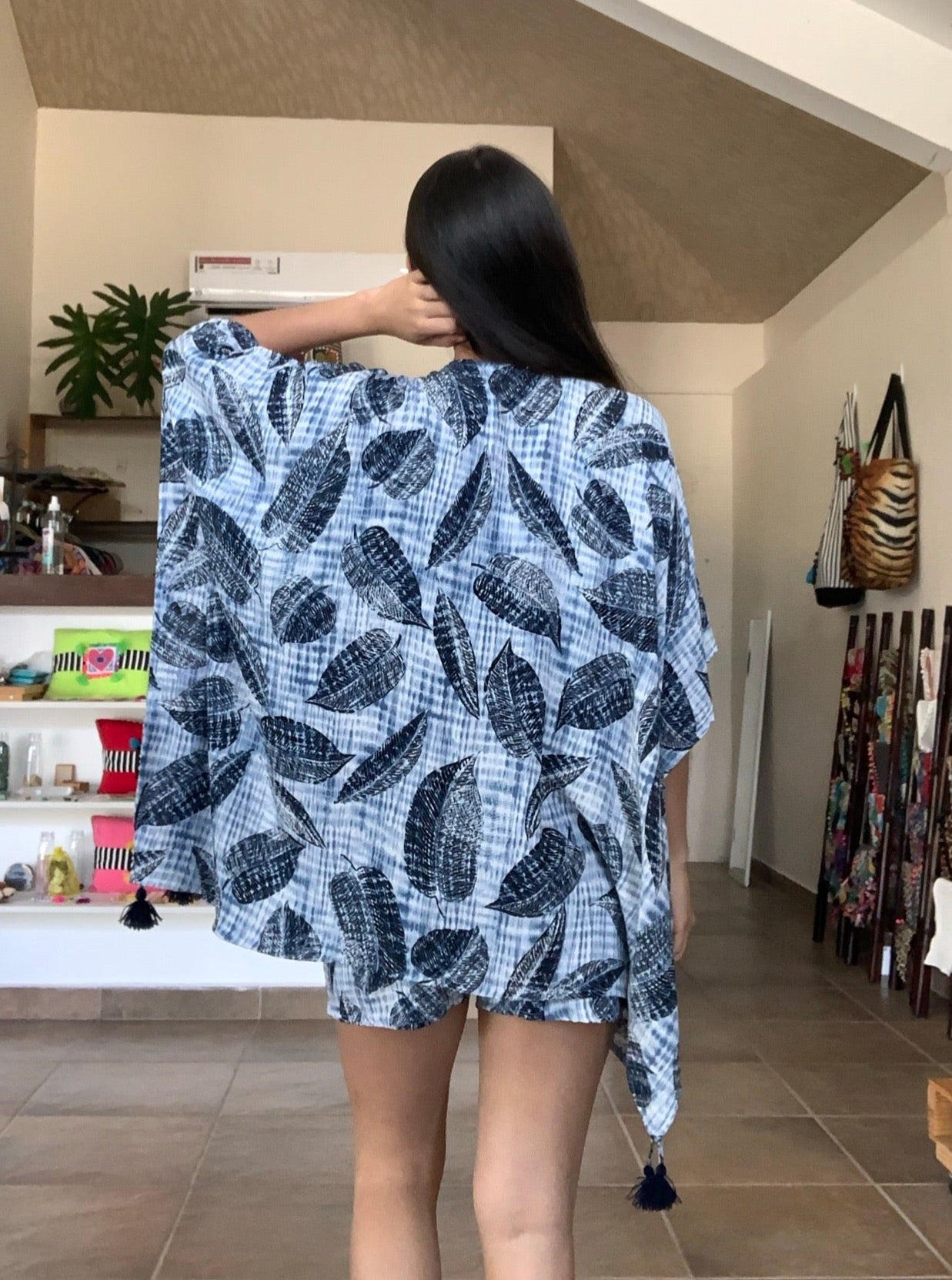 Ropa ligera sostenible tropical slow fashion hecha en panama, talento nacional directo a domicilio. Nido Shop pros en integrar arte local ropa originaria contemporánea con tu ropa fresquita playera. La vida relax bendecida y contribuyente social. Amamos las molas y las pintas, apoyamos artesanos Guna y Ngabe.