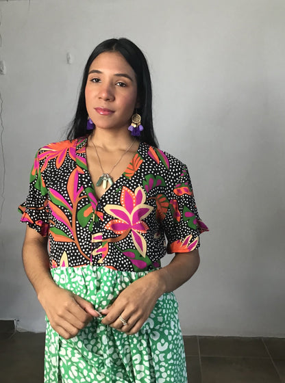 Ropa ligera sostenible tropical slow fashion hecha en panama, talento nacional directo a domicilio. Nido Shop pros en integrar arte local ropa originaria contemporánea con tu ropa fresquita playera. La vida relax bendecida y contribuyente social.  Amamos las molas y las pintas, apoyamos artesanos Guna y Ngabe.